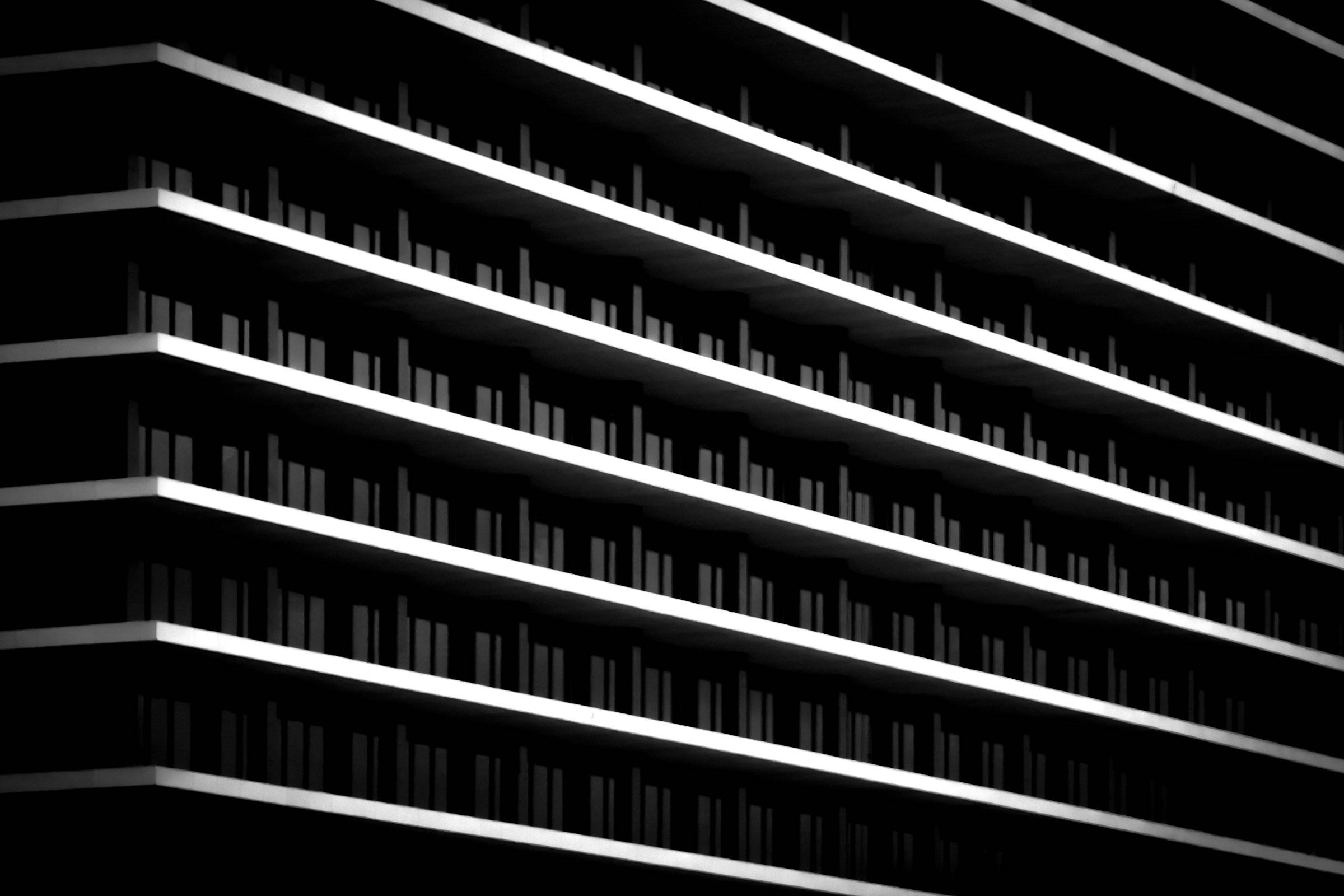 Linhas horizontais de luz na fachada de um edifício à noite